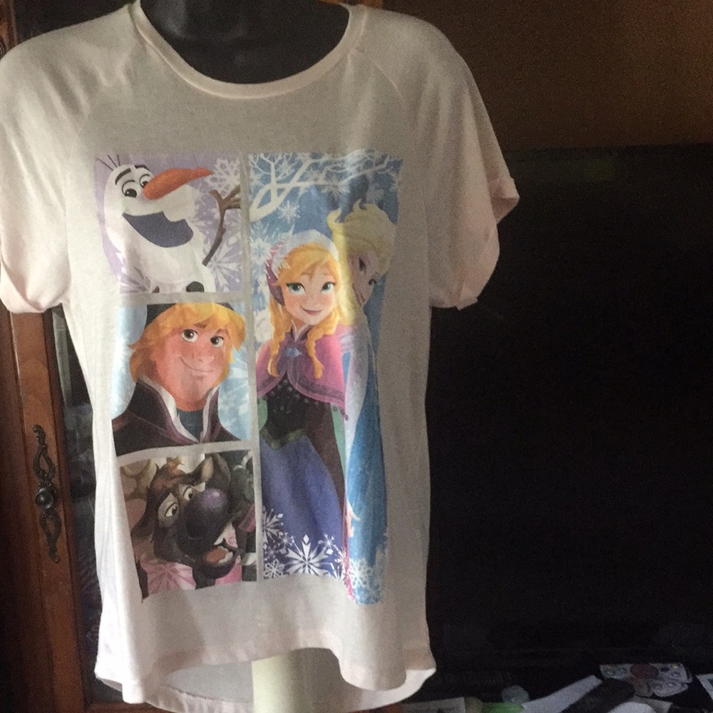 Light pink frozen tee. Juniors XS